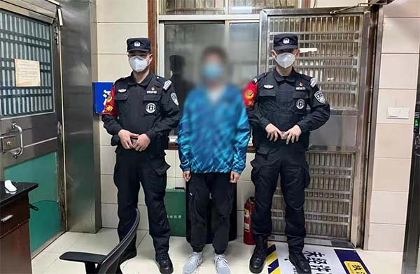 长铁特警查处一起无人机“黑飞”事件.jpg