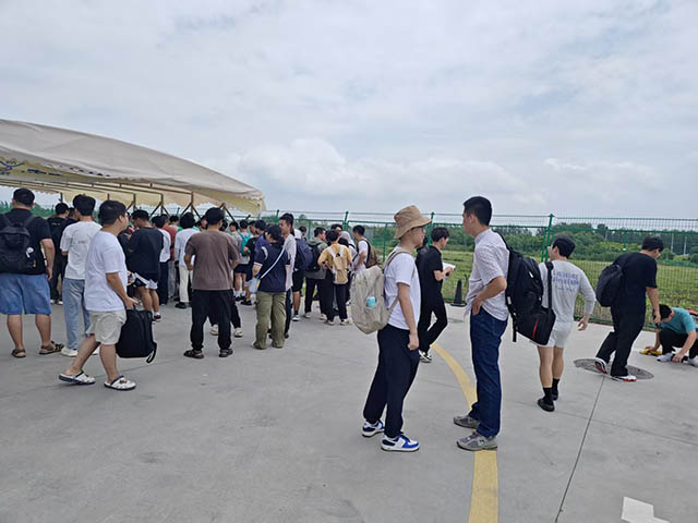 等待参加CAAC考试的学员4.jpg 等待参加CAAC考试的学员4.jpg